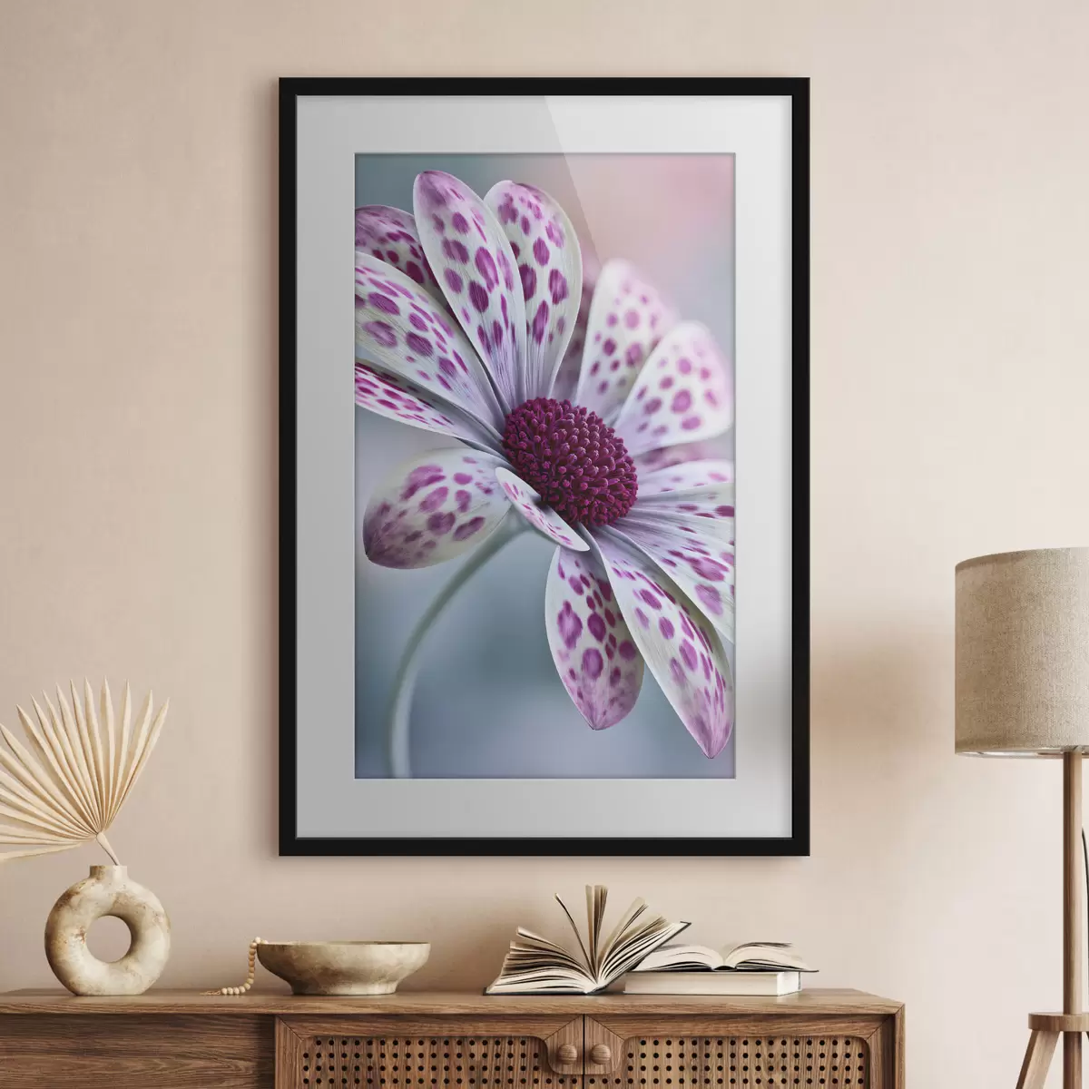 Poster Fleur ressemblant à une marguerite, parsemée de taches léopard d'un magenta éclatant f49866