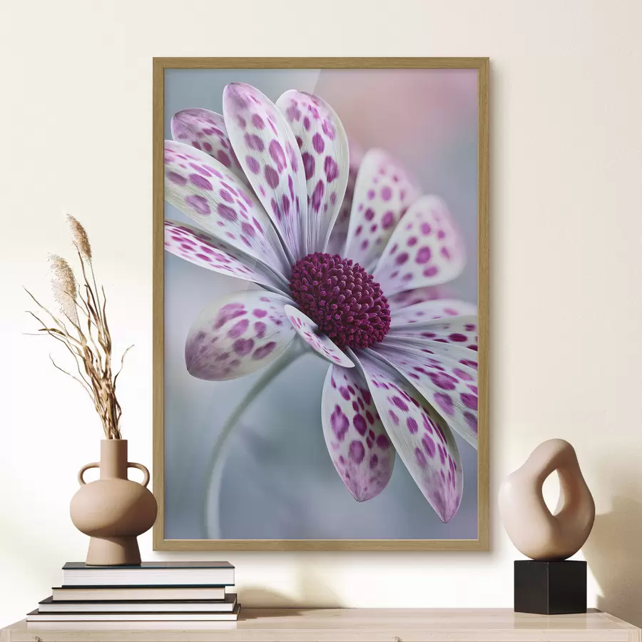 Papier peint Fleur ressemblant à une marguerite, parsemée de taches léopard d'un magenta éclatant f49866
