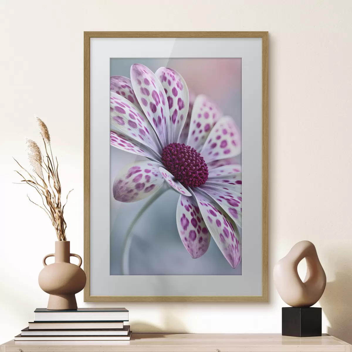 Poster Fleur ressemblant à une marguerite, parsemée de taches léopard d'un magenta éclatant f49866