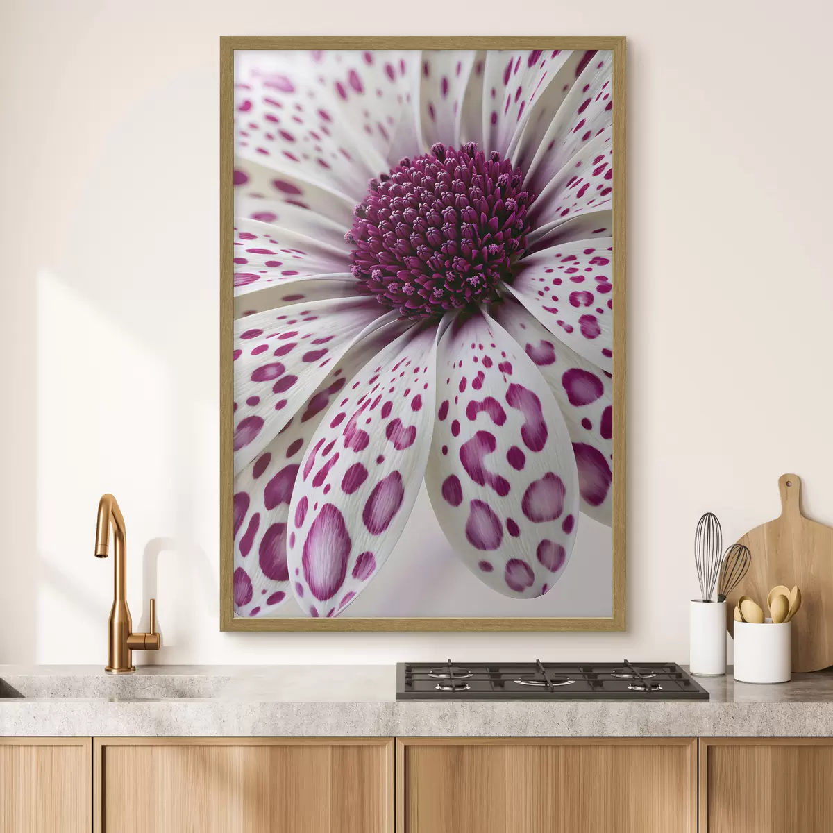 Poster Gros plan sur une fleur ressemblant à une marguerite, parsemée de taches léopard d'un magenta éclatant f49867