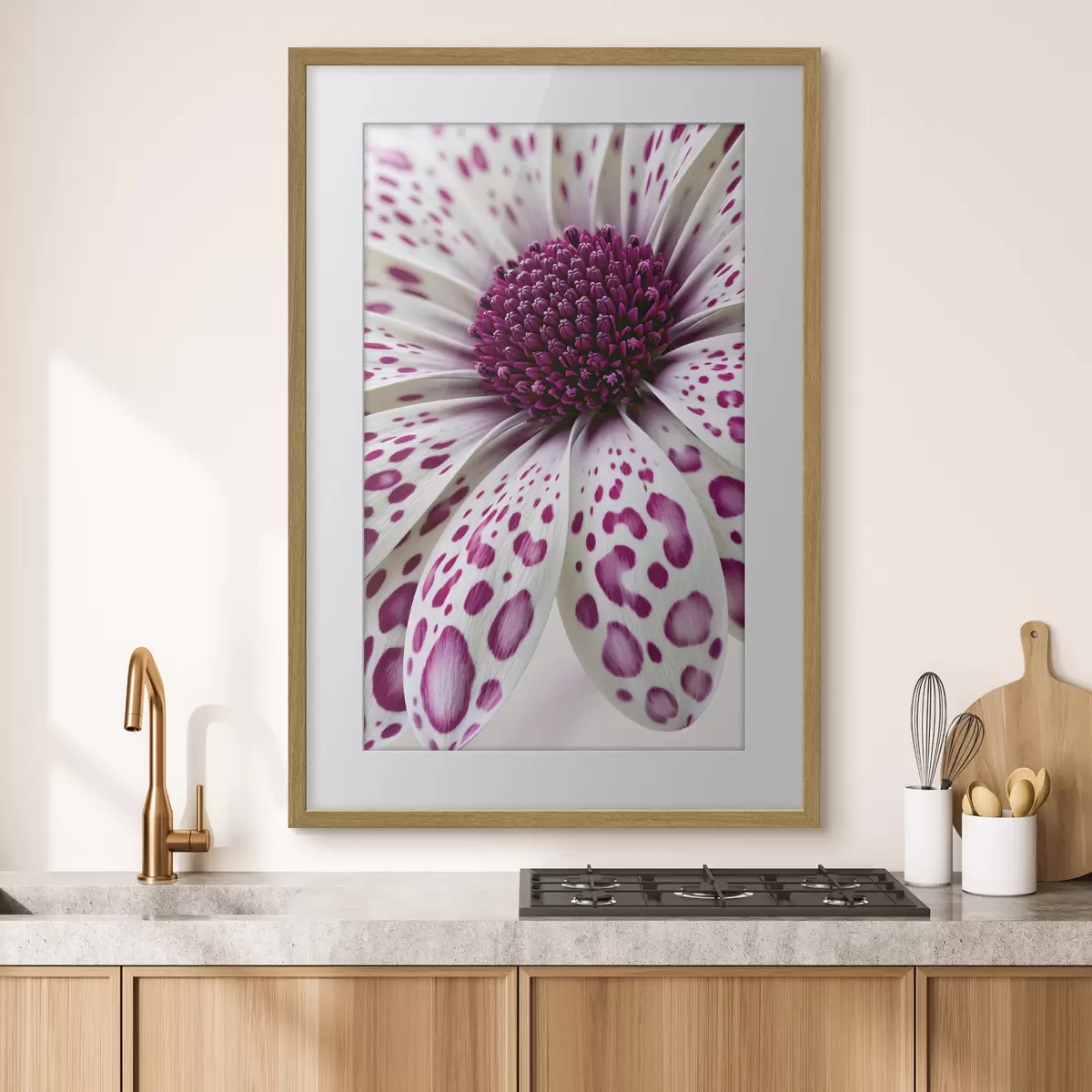 Poster Gros plan sur une fleur ressemblant à une marguerite, parsemée de taches léopard d'un magenta éclatant f49867