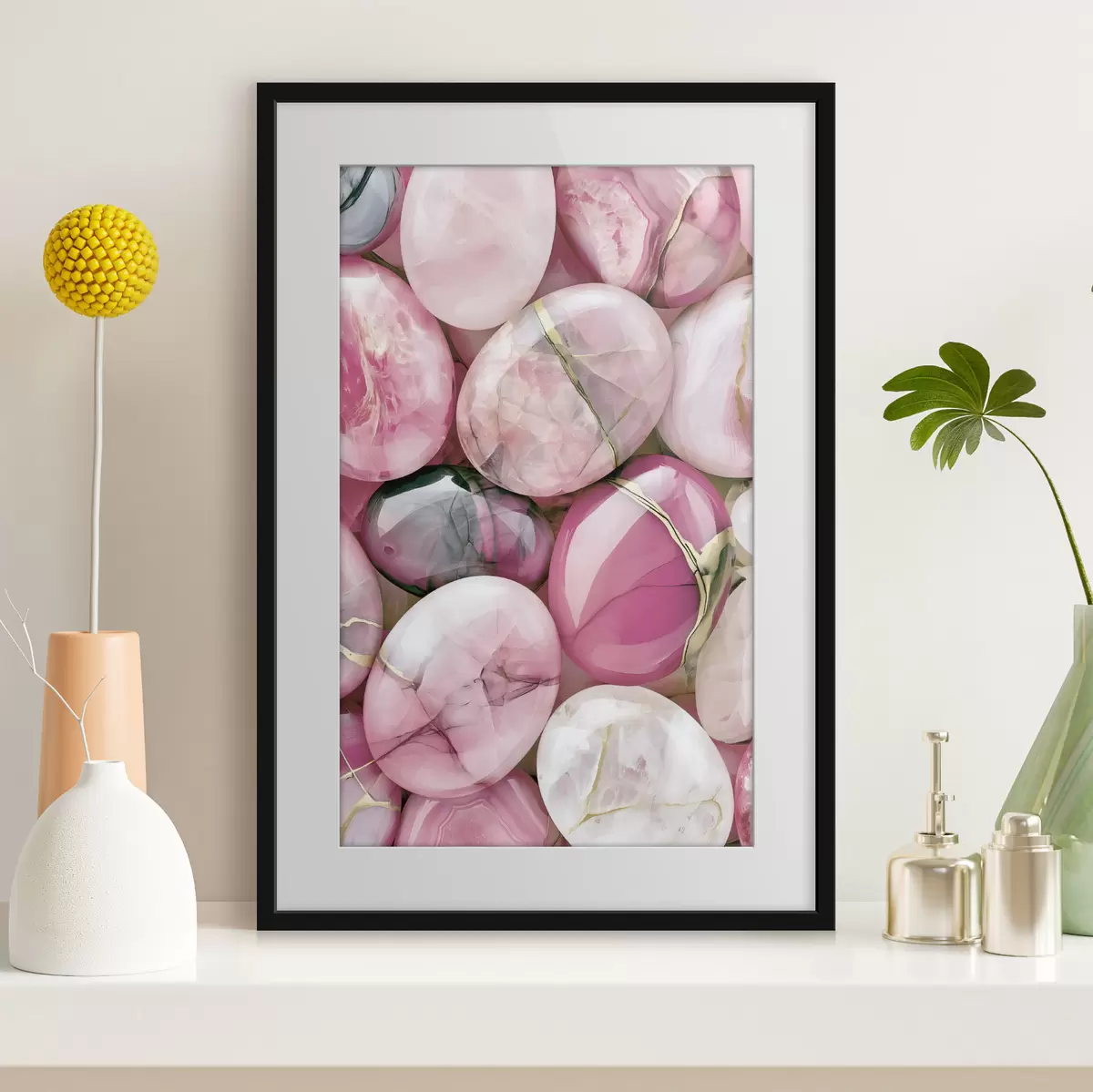 Poster Une élégante composition « flat lay » composée de pierres précieuses polies dans différentes nuances de rose poudré f49872