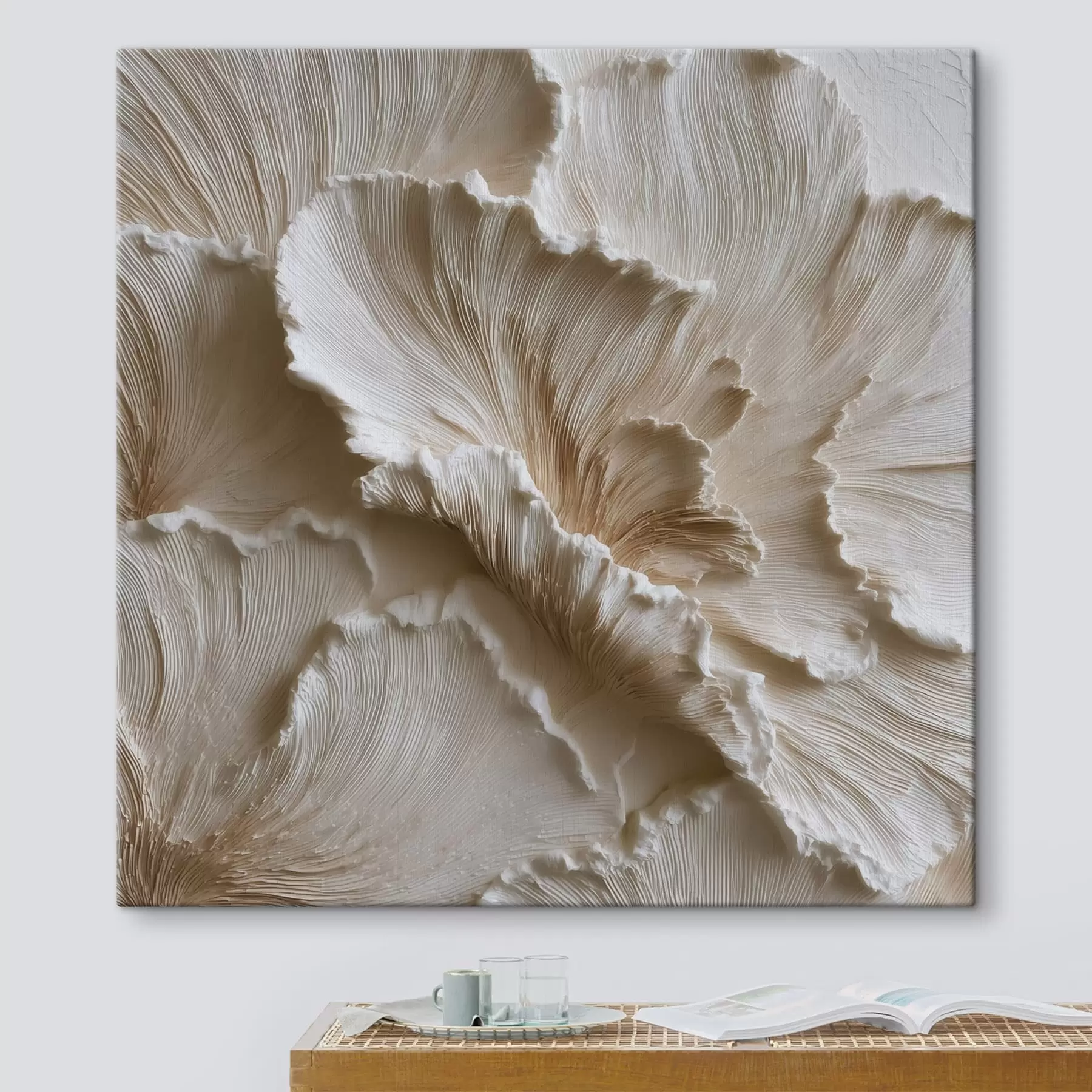 Tableau Composition volumétrique avec des pétales texturés dans des tons blancs et crème s49706