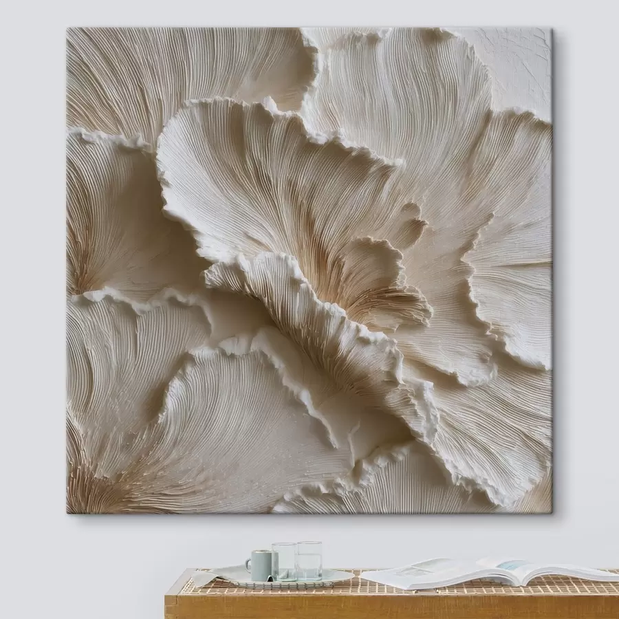 Tableau Composition volumétrique avec des pétales texturés dans des tons blancs et crème s49706