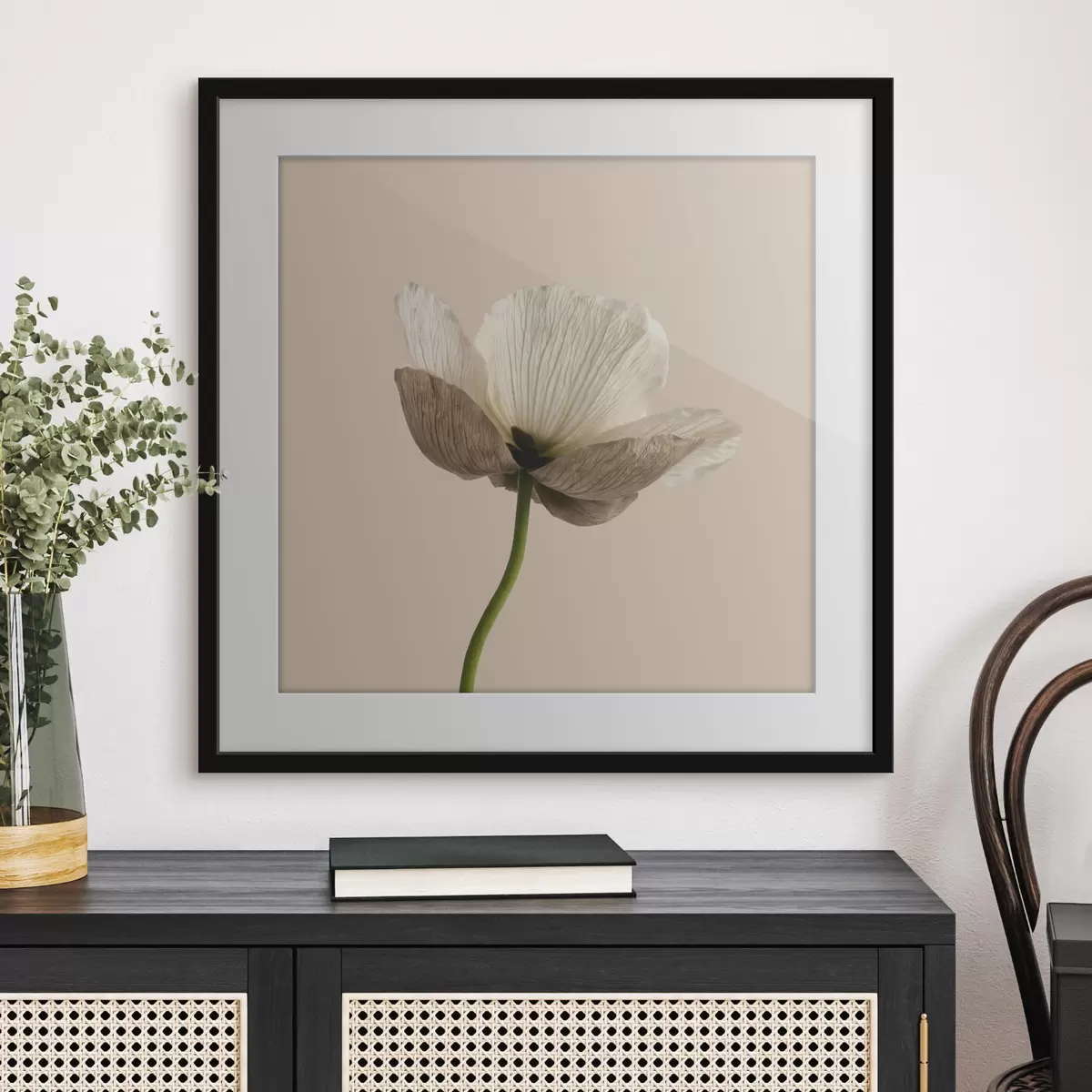 Poster Fleur délicate aux pétales translucides sur fond beige, dans un style minimaliste f49718