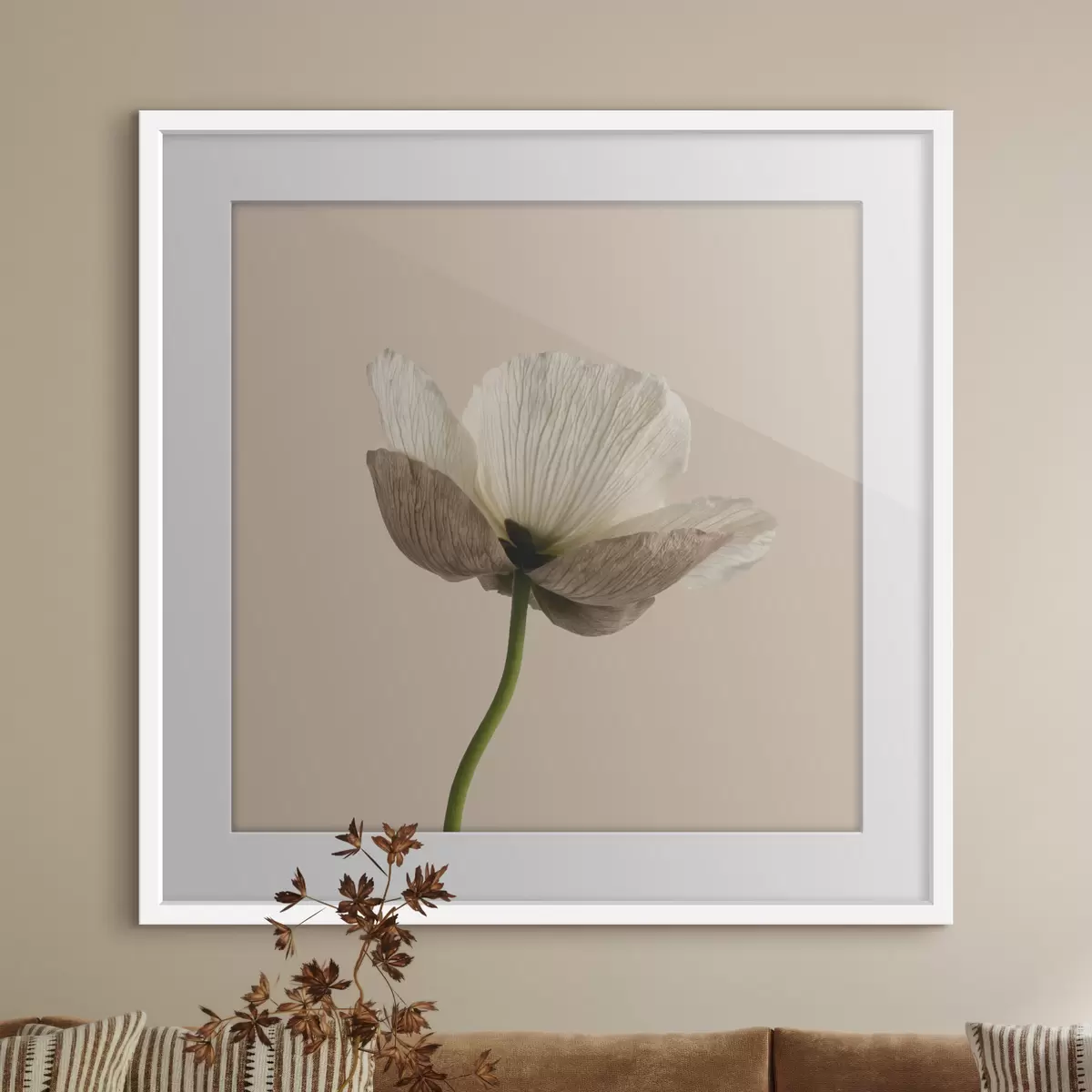 Poster Fleur délicate aux pétales translucides sur fond beige, dans un style minimaliste f49718