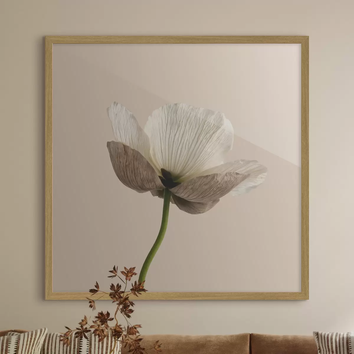 Poster Fleur délicate aux pétales translucides sur fond beige, dans un style minimaliste f49718