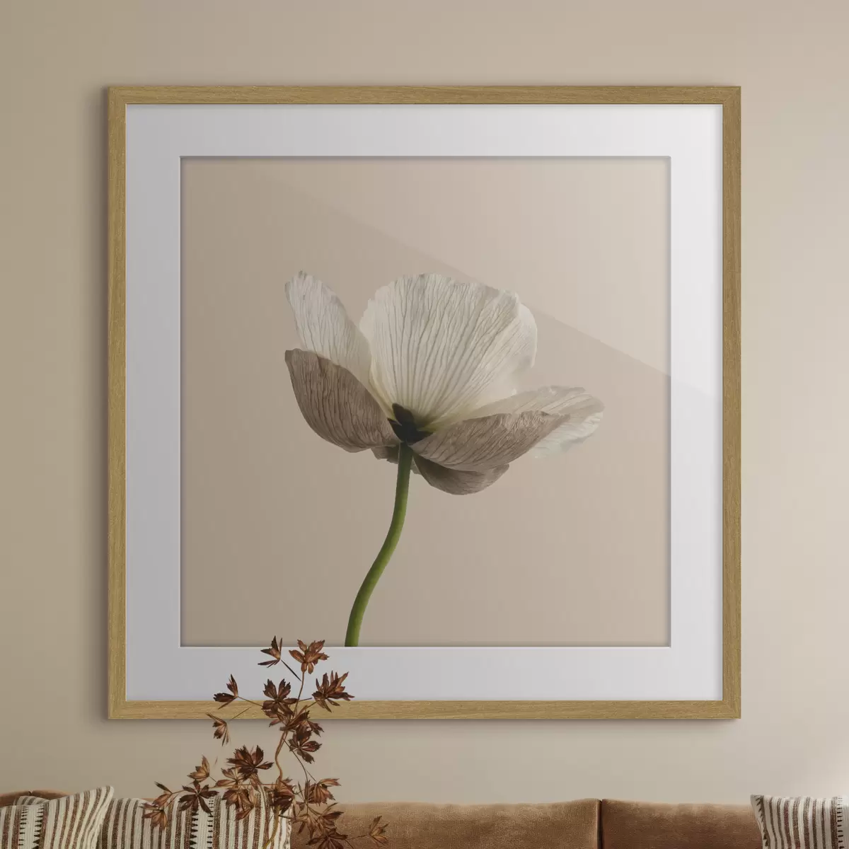 Poster Fleur délicate aux pétales translucides sur fond beige, dans un style minimaliste f49718