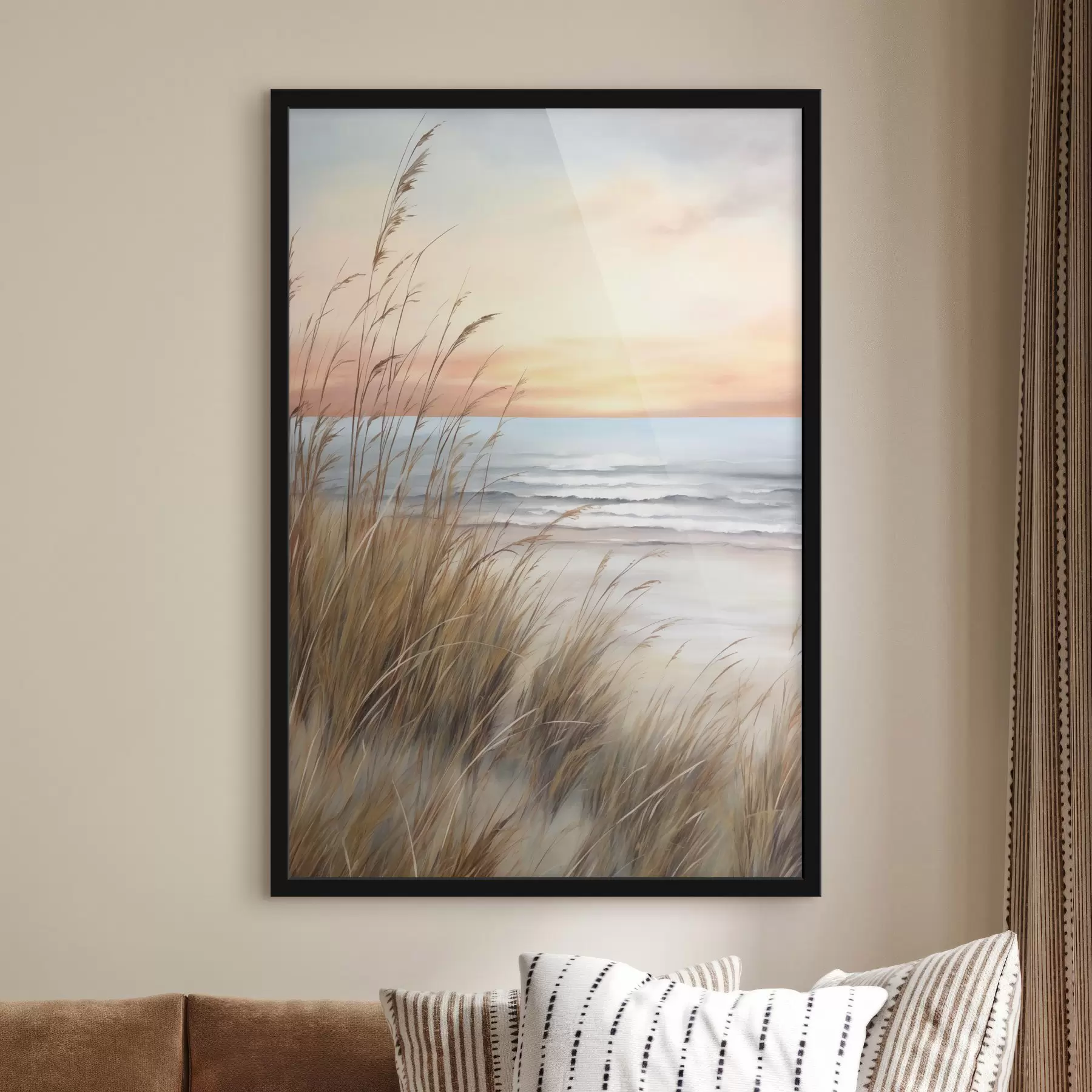 Papier peint Au premier plan, de hautes herbes sèches, avec une plage et l'océan en arrière-plan ; un coucher de soleil aux teintes pastel f50210