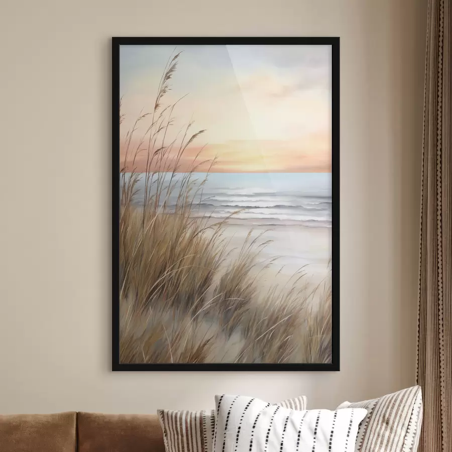 Papier peint Au premier plan, de hautes herbes sèches, avec une plage et l'océan en arrière-plan ; un coucher de soleil aux teintes pastel f50210