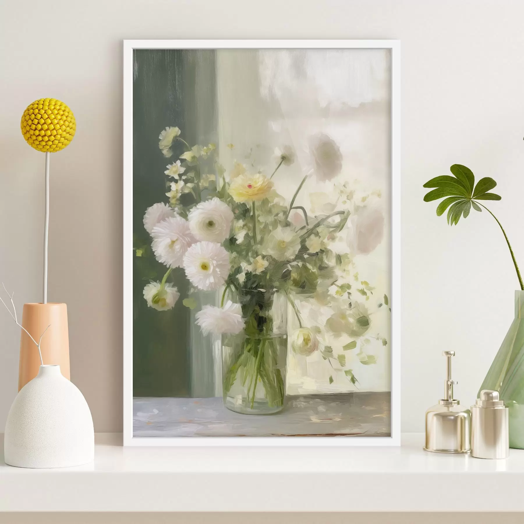 Papier peint Un bouquet de fleurs blanches et roses dans un vase en verre, avec une fenêtre en arrière-plan f50229