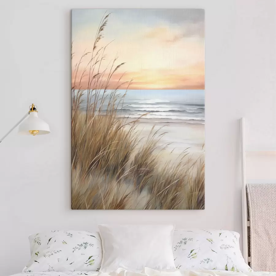 Tableau Au premier plan, de hautes herbes sèches, avec une plage et l'océan en arrière-plan ; un coucher de soleil aux teintes pastel s50210