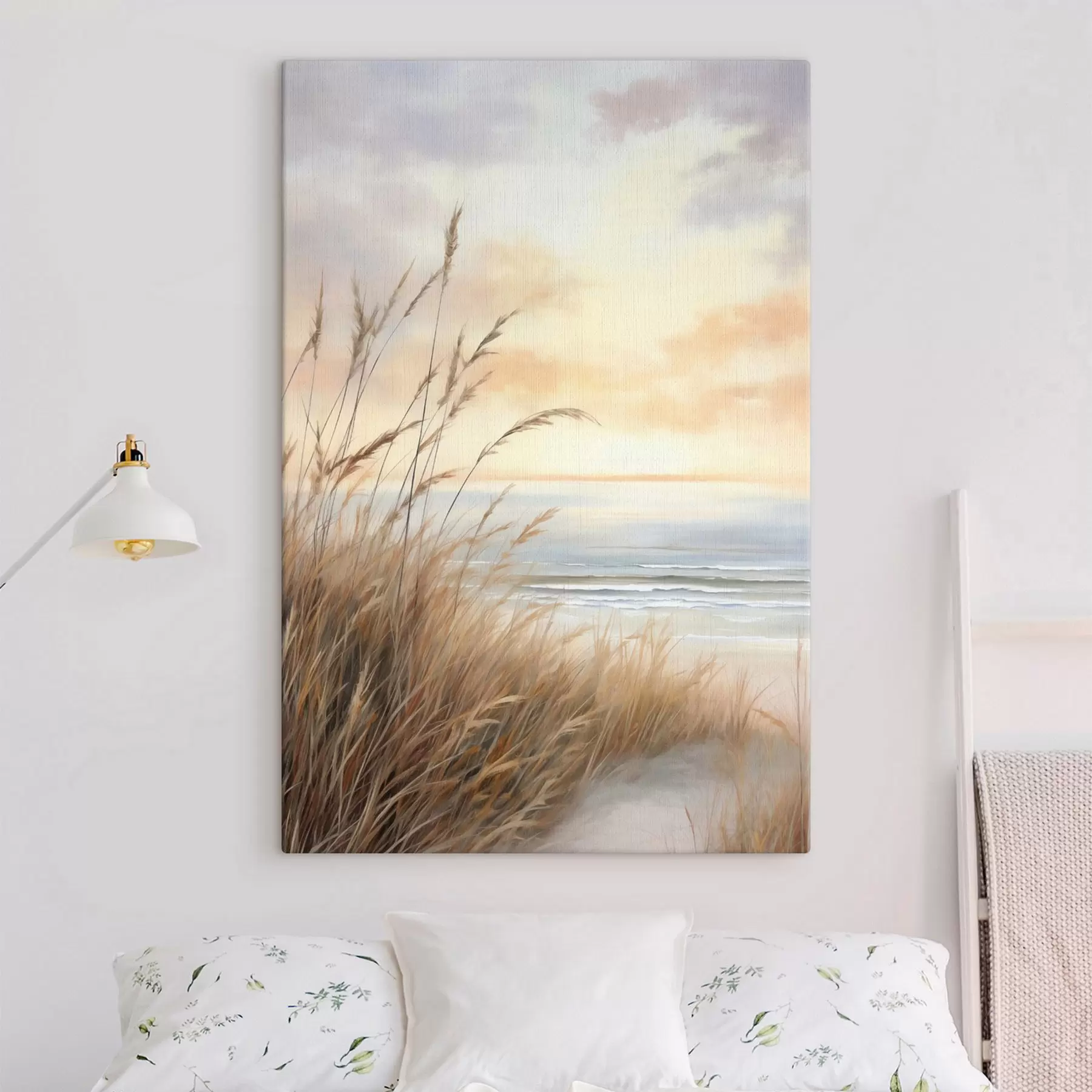 Tableau Au premier plan, de hautes herbes sèches, avec une plage et l'océan en arrière-plan ; un coucher de soleil aux teintes pastel s50211