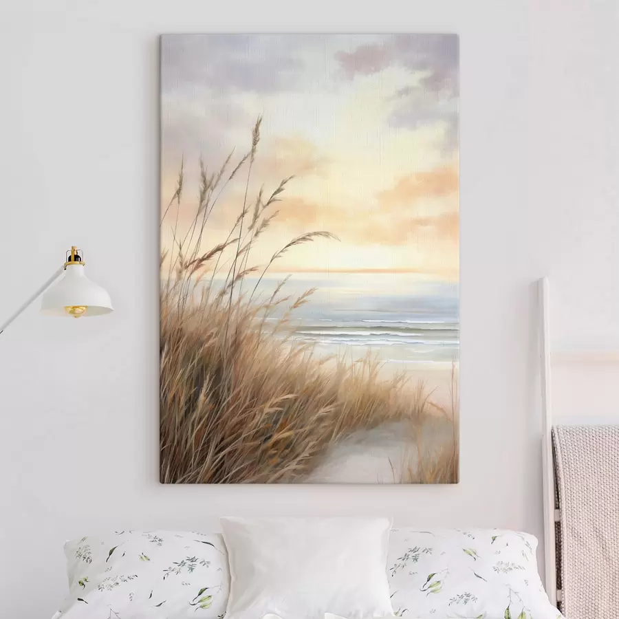Tableau Au premier plan, de hautes herbes sèches, avec une plage et l'océan en arrière-plan ; un coucher de soleil aux teintes pastel s50211