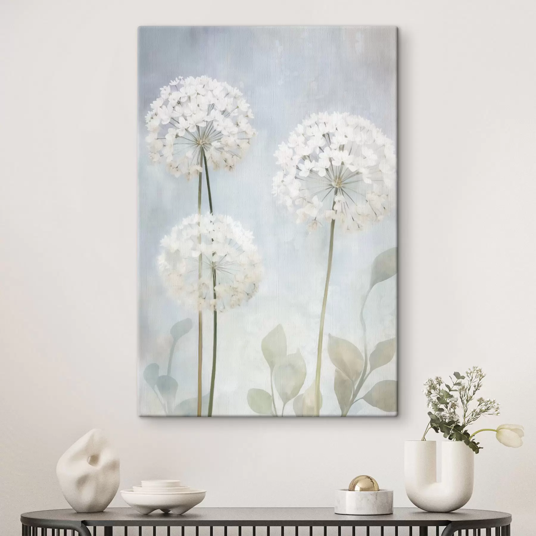 Tableau Des pissenlits blancs aux feuilles vertes sur un fond bleu pâle et blanc s50213