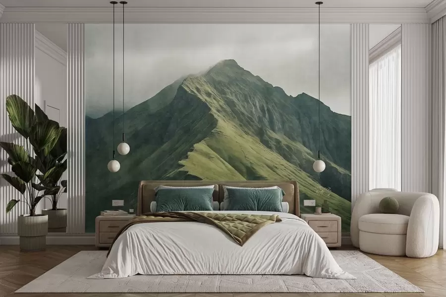 Papier peint Une montagne de malachite aux pentes verdoyantes, dont le sommet est enveloppé d'une brume légère w05820