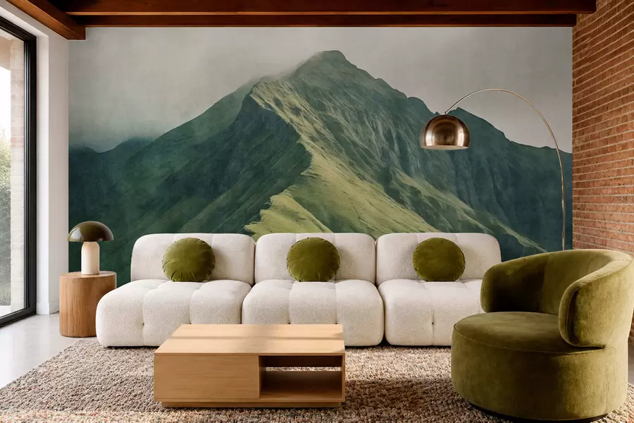 Papier peint Une montagne de malachite aux pentes verdoyantes, dont le sommet est enveloppé d'une brume légère w05820