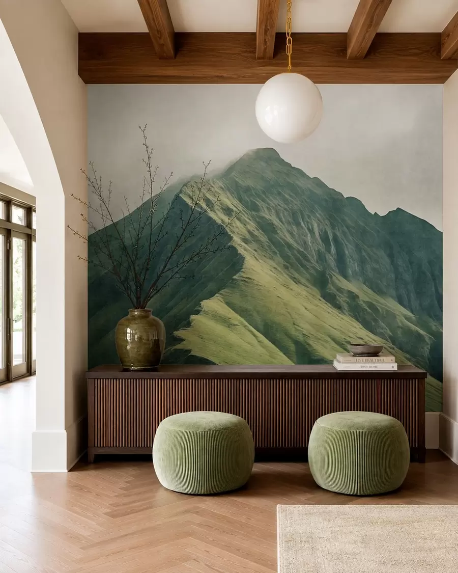 Papier peint Une montagne de malachite aux pentes verdoyantes, dont le sommet est enveloppé d'une brume légère w05820