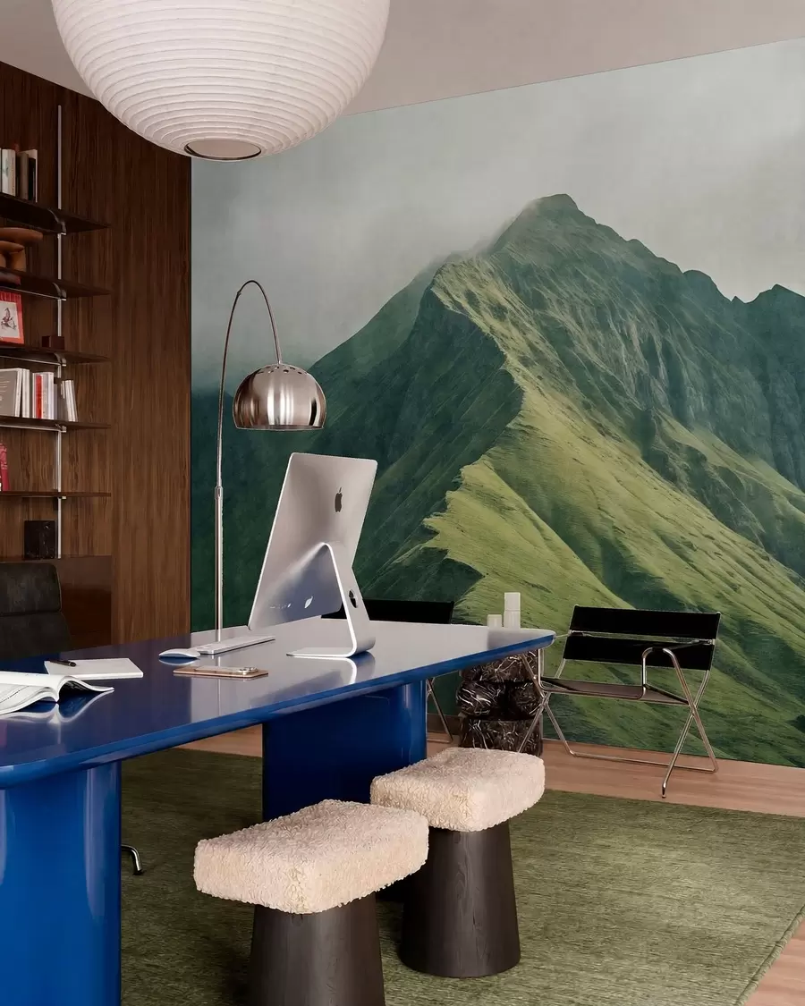 Papier peint Une montagne de malachite aux pentes verdoyantes, dont le sommet est enveloppé d'une brume légère w05820