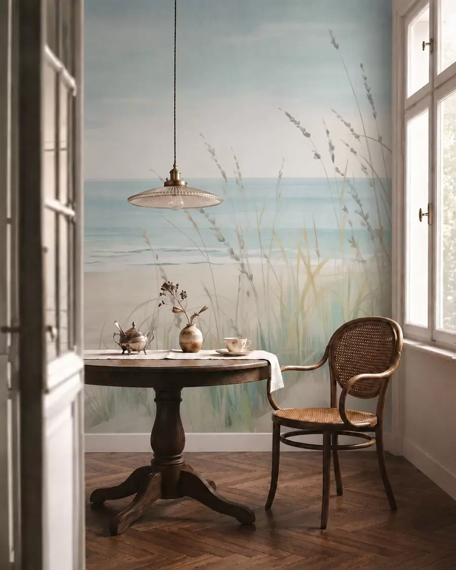 Papier peint Du sable parsemé de coquillages, une plage au relief doux et des herbes aux teintes pastel délicates w05821