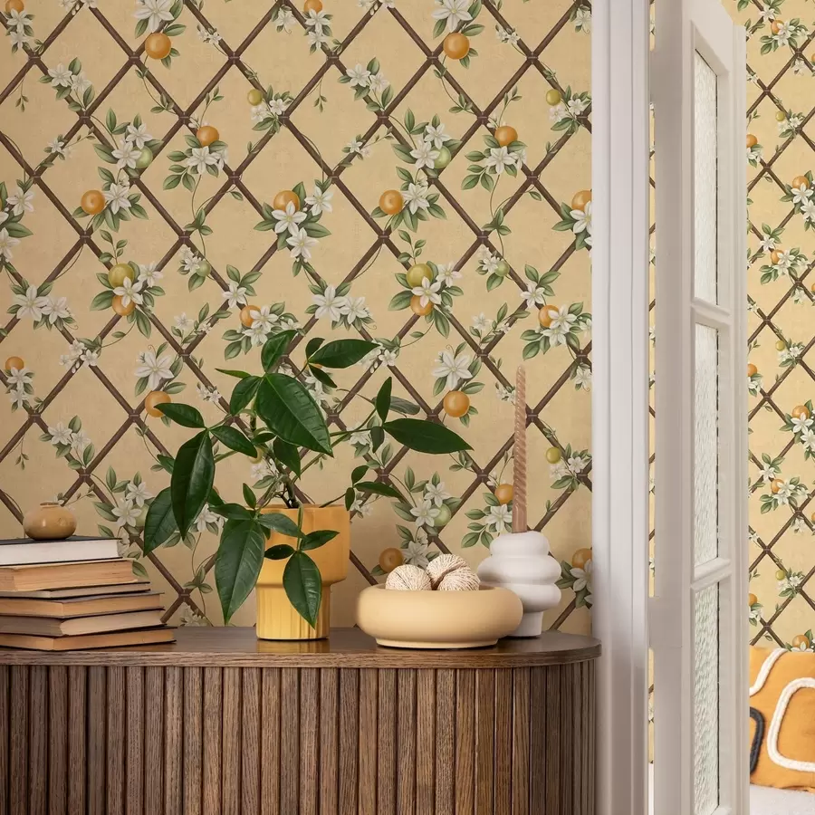 Papier peint Des fleurs et des agrumes sur un fond crème, avec un motif en treillis a01261v2