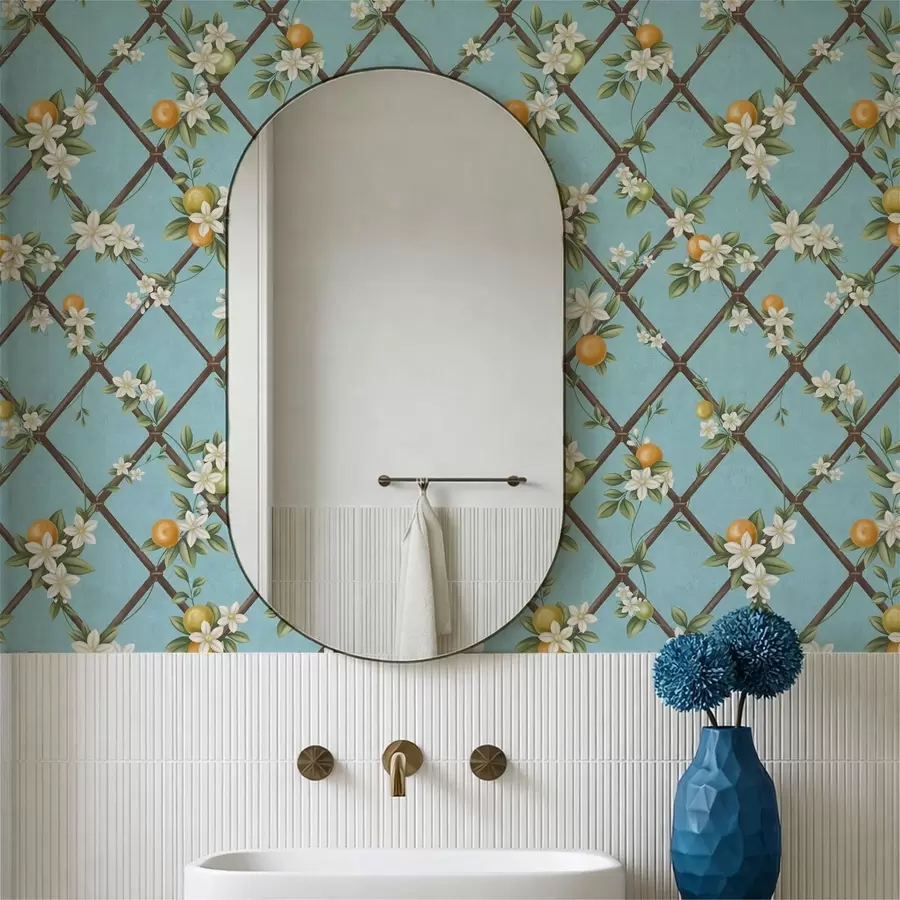 Papier peint Fleurs et agrumes sur fond bleu, avec un motif en treillis a01261v3