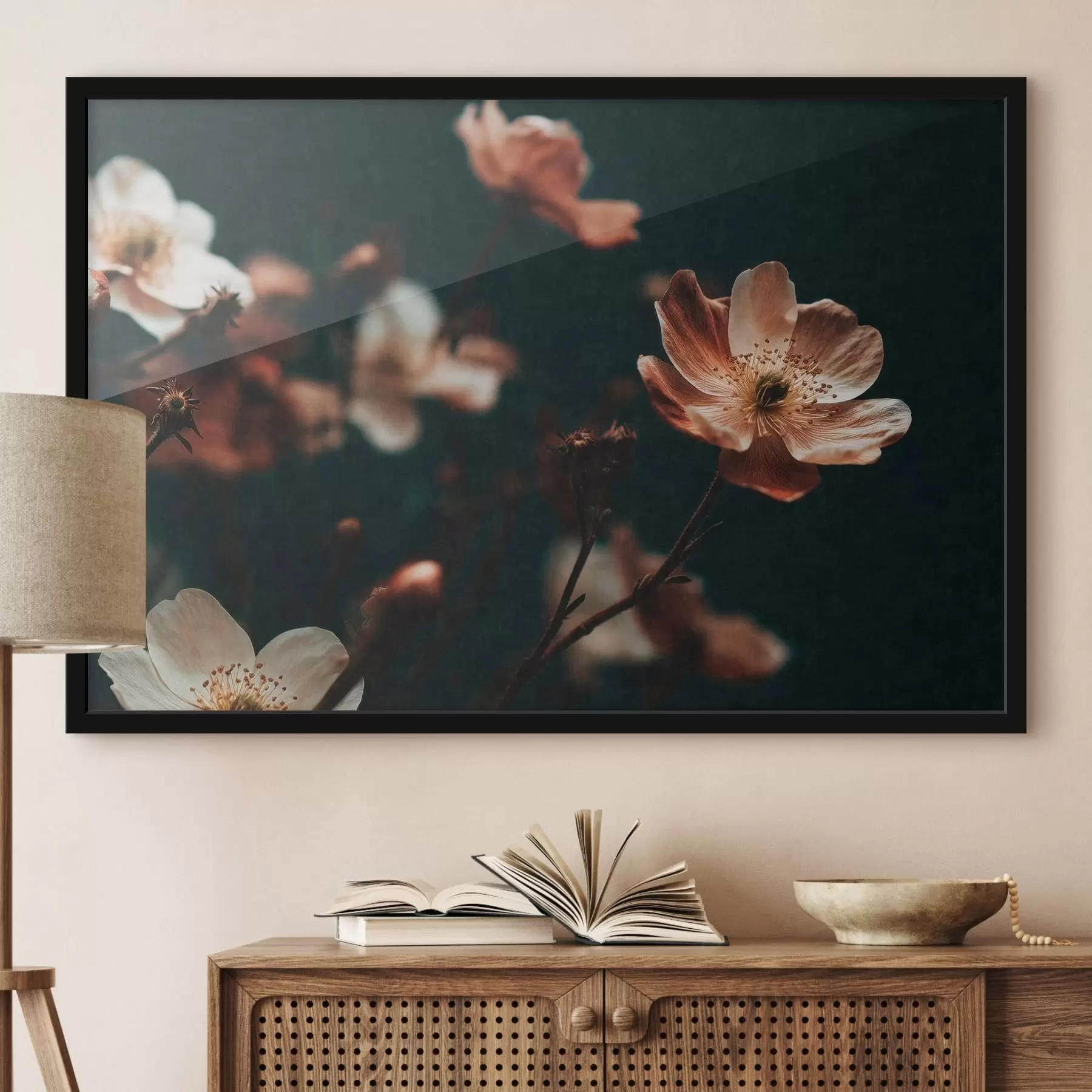 Papier peint Des fleurs aux teintes chaudes sur un fond sombre f50578