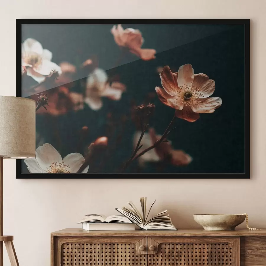 Papier peint Des fleurs aux teintes chaudes sur un fond sombre f50578