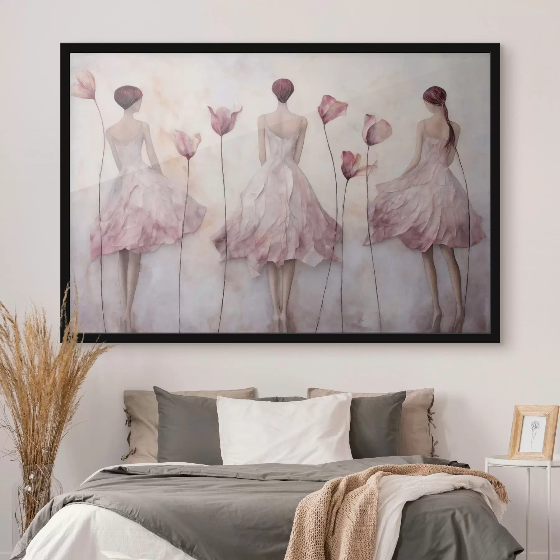 Papier peint Trois silhouettes féminines en robes roses au milieu des fleurs f50582