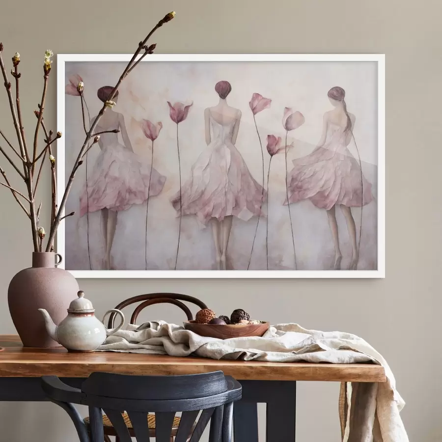Papier peint Trois silhouettes féminines en robes roses au milieu des fleurs f50582