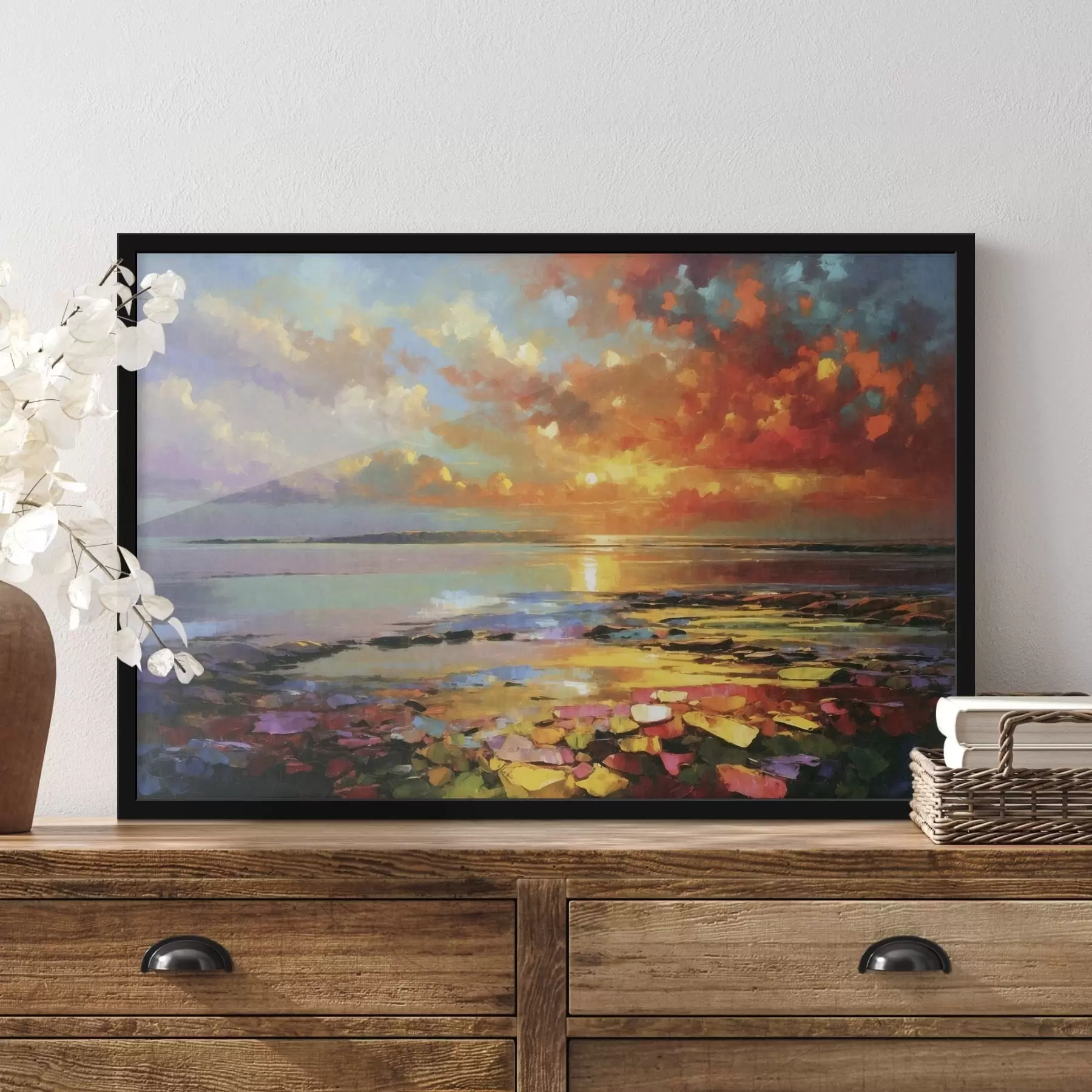 Papier peint Un coucher de soleil éclatant sur l'eau et un rivage rocheux f50591