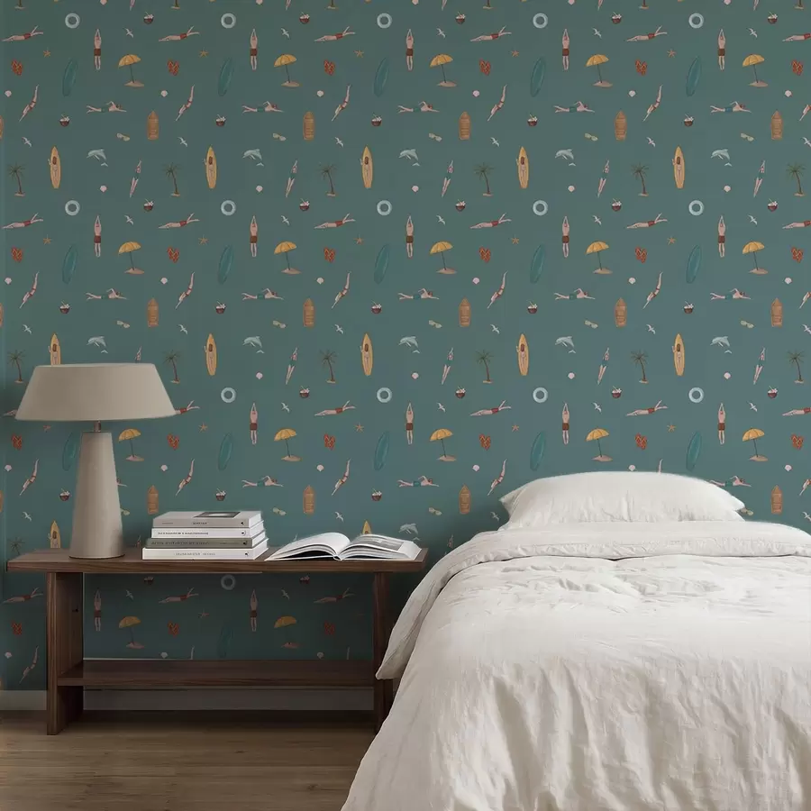 Papier peint Motifs représentant des nageurs, des dauphins et des éléments tropicaux sur un fond bleu sarcelle foncé a01275v3