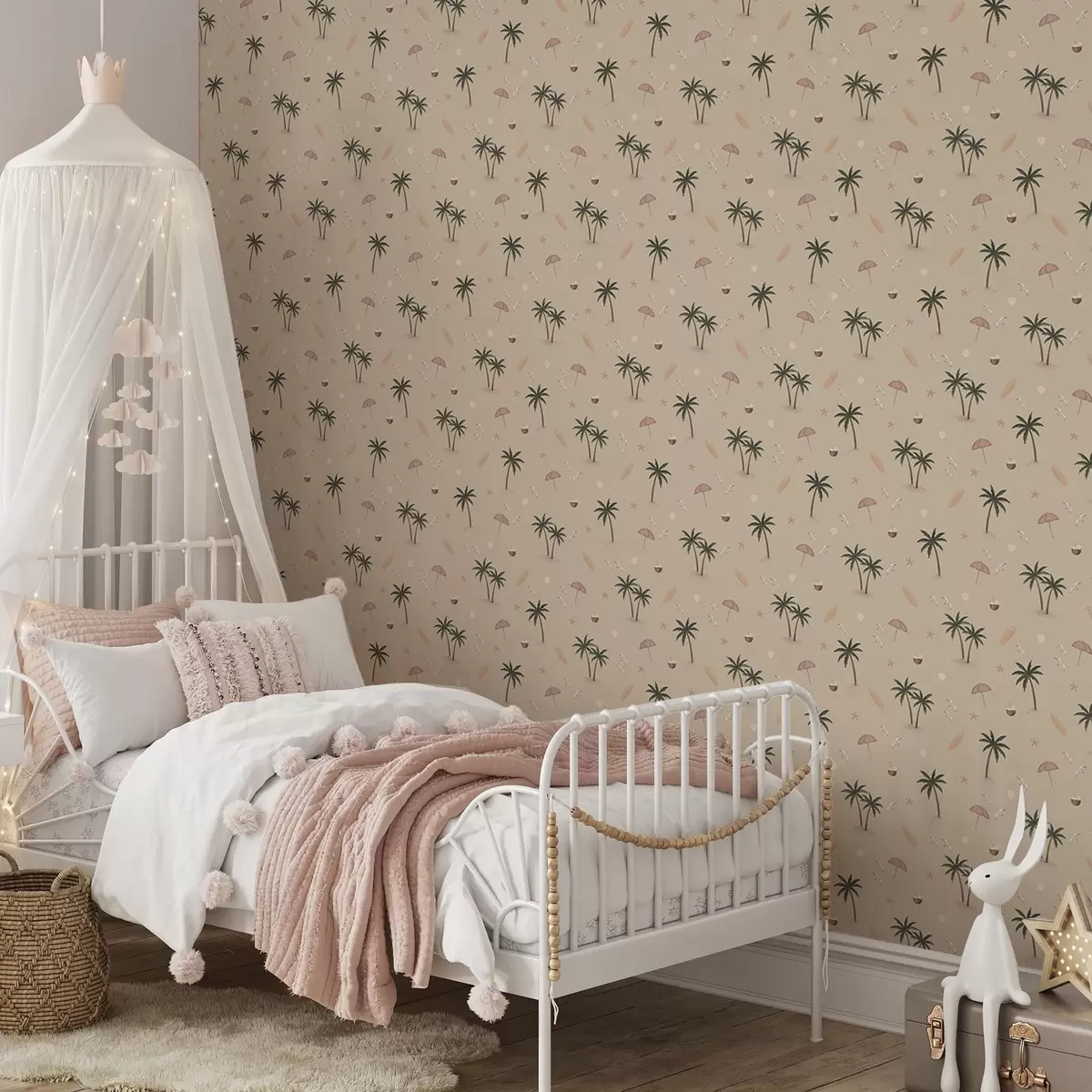 Papier peint Des palmiers tropicaux, des oiseaux et des parasols roses sur fond beige a01280v2