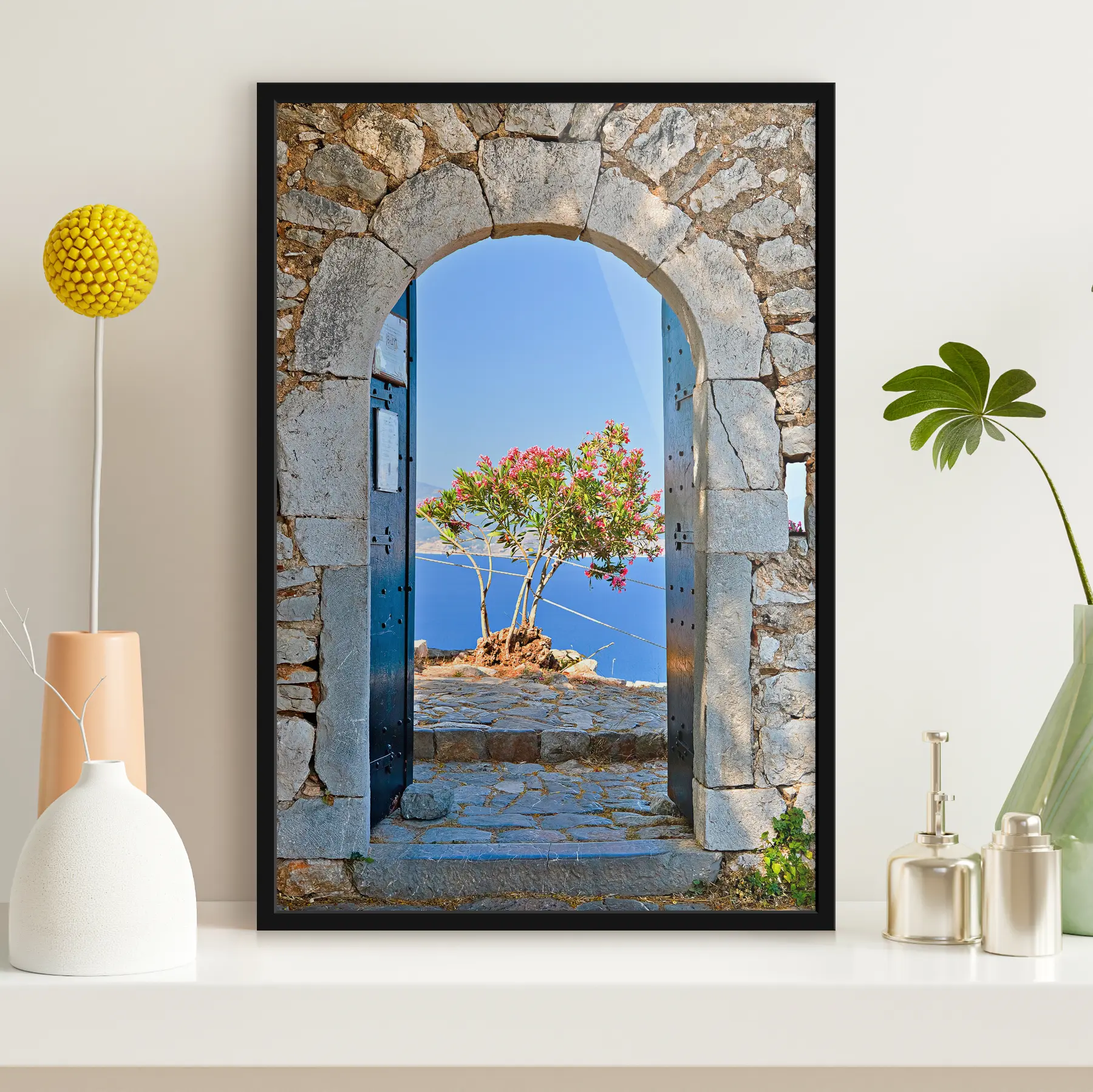 Tableau Vue sur la mer à travers les anciennes portes f09641
