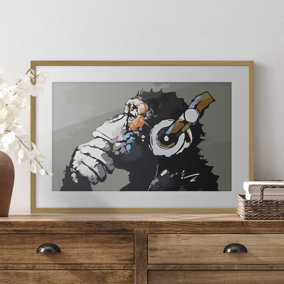 Poster Singe avec casque sur fond gris f37269