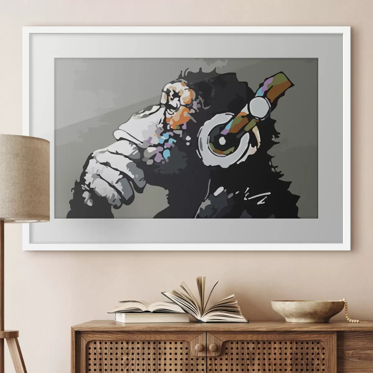 Poster Singe avec casque sur fond gris f37269